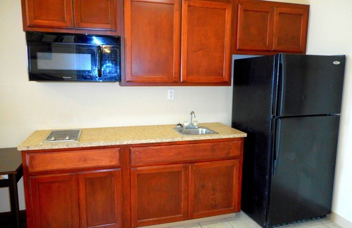 Victoria Hotel | Crossroads Inn & Suites