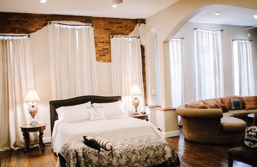 Carthage House | Crossroads Loft, Studio and Flat- Steps from Rt. 66 and Carthage Square
