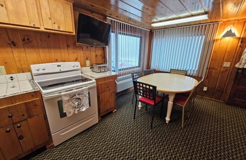 Nevis Cabin | Crow Crest Lodge Resort #5 Waters Edge, Stunning Sunsets, Family Getaway