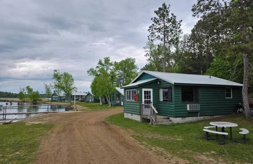Nevis Cabin | Crow Crest Lodge Resort #5 Waters Edge, Stunning Sunsets, Family Getaway