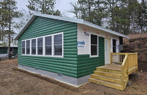 Nevis Cabin | Crow Crest Lodge Resort #6 Waters Edge, Stunning Sunsets, Family Getaway