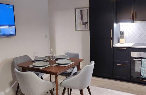 Glandore Apartment | Crow's Nest Glandore - 4 - Self Catering