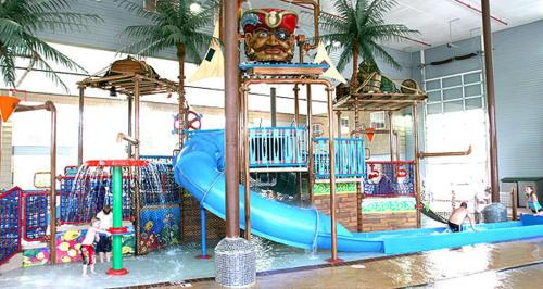 Mackinaw City Hotel | Crown Choice Inn & Suites Lakeview and Waterpark