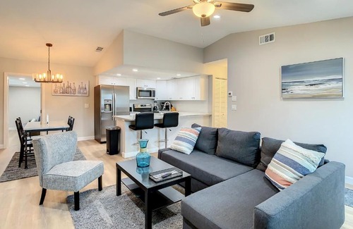 Highpoint House | Crown Jewel of Clearwater 10-15 Min to beach 5 min to St Pete Airport