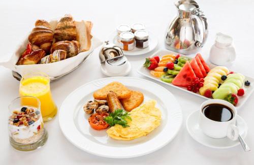 Edison Hotel | Crowne Plaza Edison by IHG
