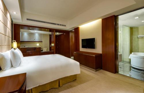Laishan Hotel | Crowne Plaza Yantai Sea View by IHG