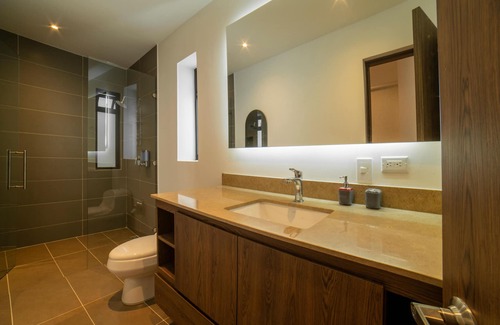 Granada Apartment | CRS 204 - Bright APT Perfect for Corporate Travellers!