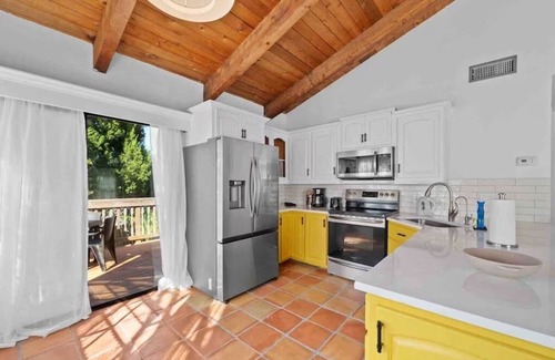 Palm Harbor House | Crystal Beach Hideaway - Private Yard - Close to Beaches & Parks