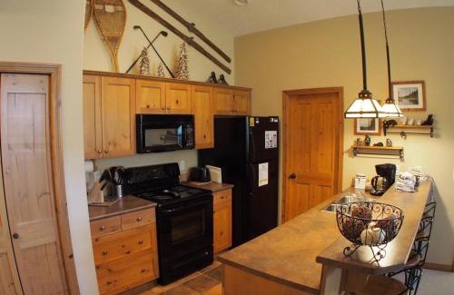Sun Peaks Apartment | Crystal Forest #66 By Bear Country