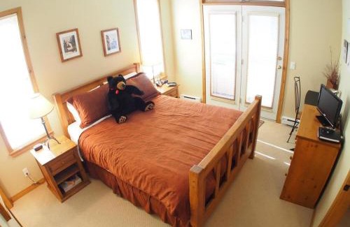 Sun Peaks Apartment | Crystal Forest #66 By Bear Country