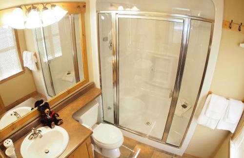 Sun Peaks Apartment | Crystal Forest #66 By Bear Country
