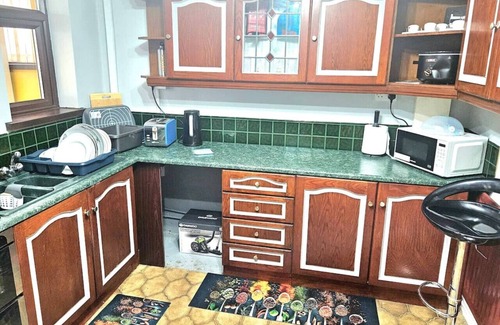 Stoke-on-Trent House | Crystal House, Perfect for Contractors or Families