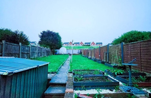 Stoke-on-Trent House | Crystal House, Perfect for Contractors or Families