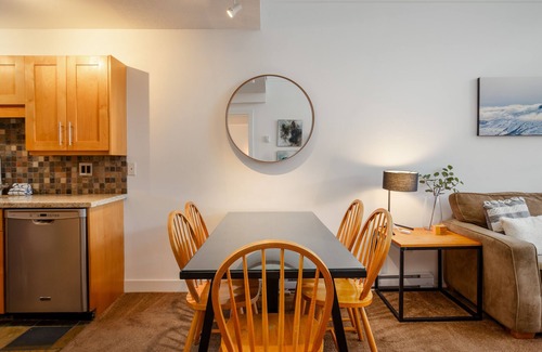 Blackcomb Apartment | ❄︎Crystal Suite❄︎ 2 BR Renovated Penthouse - A/C | Glacier Lodge