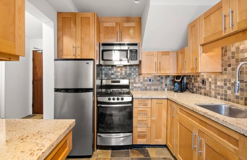 Blackcomb Apartment | ❄︎Crystal Suite❄︎ 2 BR Renovated Penthouse - A/C | Glacier Lodge