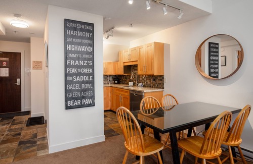 Blackcomb Apartment | ❄︎Crystal Suite❄︎ 2 BR Renovated Penthouse - A/C | Glacier Lodge