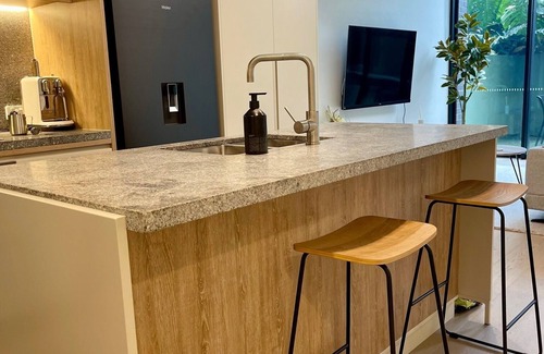 Newcastle Apartment | Cu-Tee - High end, one bedroom apartment. Free parking and wi-fi.n