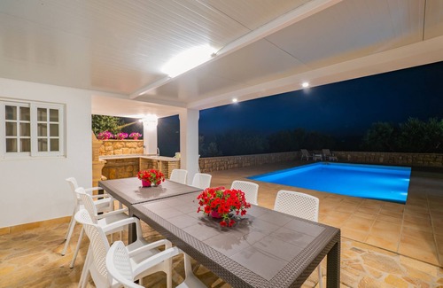 Alhaurin el Grande Cottage | Cubo's La Luz del Valle Rural House/air conditioning/free wifi/BBQ/private pool