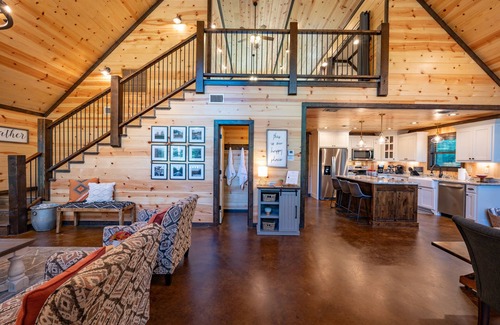 Broken Bow Cabin | Cubs Corner 2BR w/3 bunks/playground