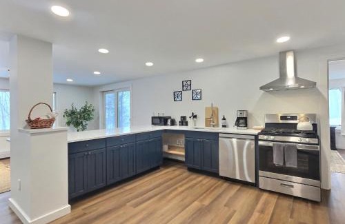Killington Apartment | CubsCorner - Pool, Sauna, Gym, Close to Mountain!