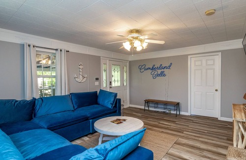 Monticello House | Cumberland Belle Lakehouse - 5 Bedroom, 5 Bath, 10 Bed + more space available