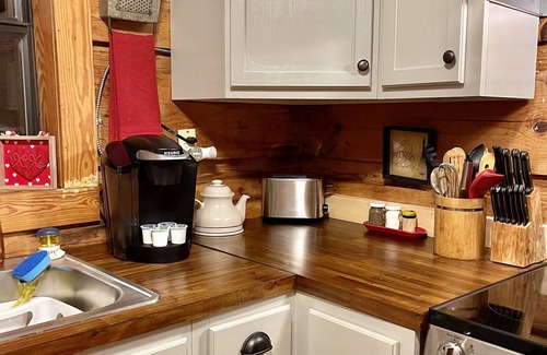 Tellico Plains Cabin | Cupid’s Cove Cabin Romantic Getaway - Hot tub under the stars