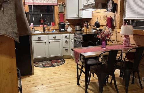 Tellico Plains Cabin | Cupid’s Cove Cabin Romantic Getaway - Hot tub under the stars