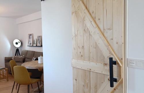 Dean Pequeno Apartment | Curota A