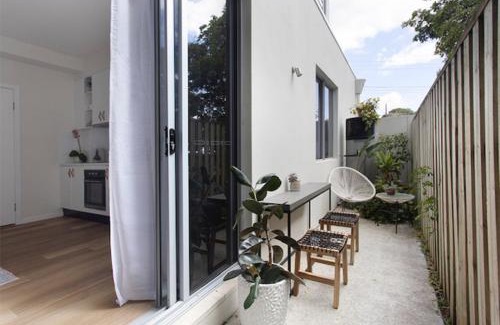 Currumbin Apartment | Currumbin Beach 1 bedroom Studio - steps from the beach!