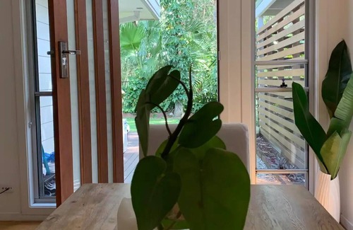 Currumbin Villa | Currumbin Beach Villa-Tropical Garden-Pets Welcome-Short walk to Currumbin Beach