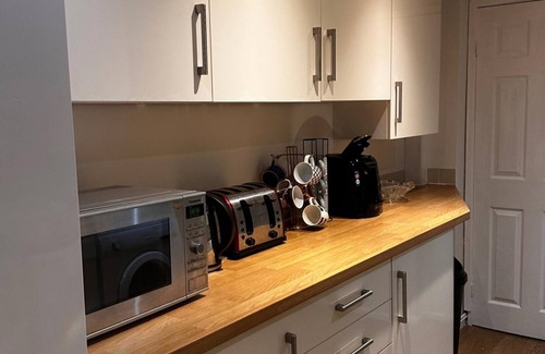 Reading House | Curzon St - 4 Beds, Sleeps 7 with Street Parking