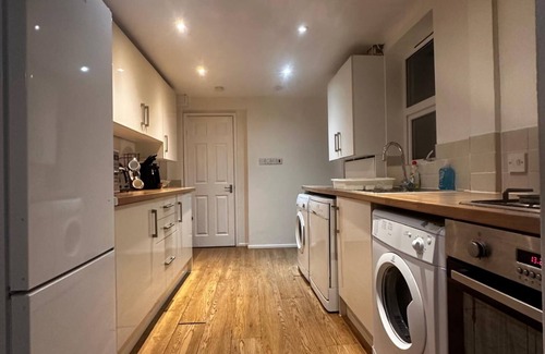 Reading House | Curzon St - 4 Beds, Sleeps 7 with Street Parking