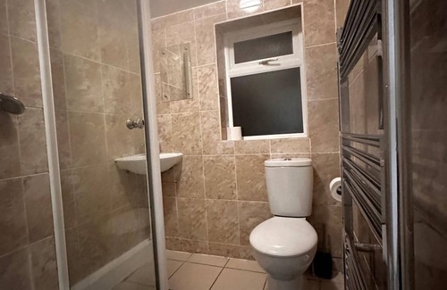 Reading House | Curzon St - 4 Beds, Sleeps 7 with Street Parking