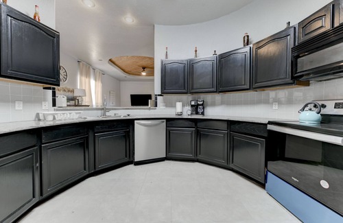 Bell County House | Custom built Tuscan beauty 4br3ba 12+guests; 5min drive to Dana Peak park & lake