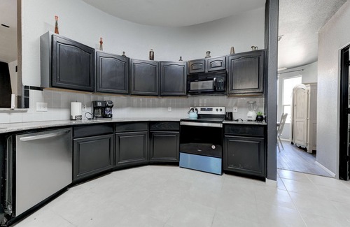 Bell County House | Custom built Tuscan beauty 4br3ba 12+guests; 5min drive to Dana Peak park & lake