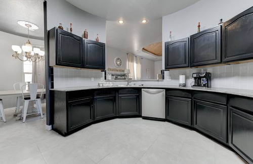 Bell County House | Custom built Tuscan beauty 4br3ba 12+guests; 5min drive to Dana Peak park & lake