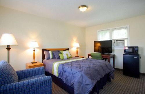 Hutchinson Hotel | Custom Stay Residence and Suites