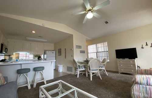 Summer Breeze Condo | Cute 1 Bedroom Condo 3 Min Walk to Beach Sleeps 5 with lots of Amenities!
