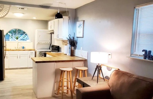 East Hill Apartment | Cute 1 bedroom home, close to Downtown, Beaches and Shopping