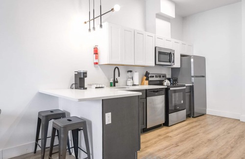 Elizabeth Apartment | Cute 1BR Next to Airport 6605