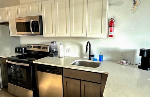 Elizabeth Apartment | Cute 1BR Next to Airport 5171