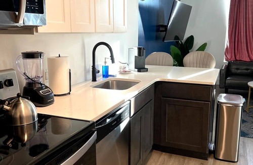 Elizabeth Apartment | Cute 1BR Next to Airport 3188