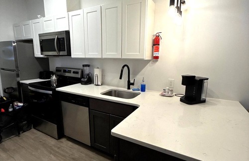Elizabeth Apartment | Cute 1BR Next to Airport 3188