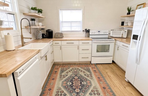 Lincoln House | Cute 2 bed/1 bath Home a few Blocks Away from Haymarket.