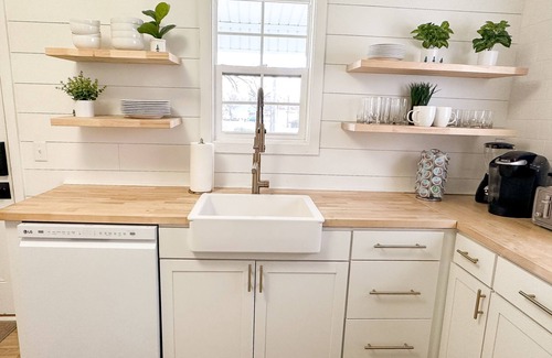 Lincoln House | Cute 2 bed/1 bath Home a few Blocks Away from Haymarket.