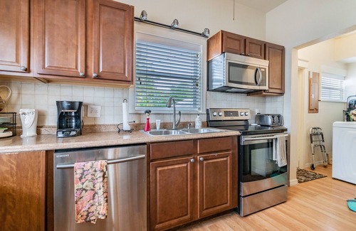 Tarpon Springs House | Cute 2 bedroom 2 bath House in Tarpon Springs, Dog Friendly!