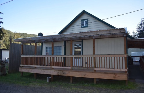 Winchester Bay House | Cute 2 Bedroom Home Near Bay with creek right in the backyard!