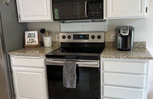 Harlow House | Cute 2 bedroom home walkable to Oakway & Autzen Stadium
