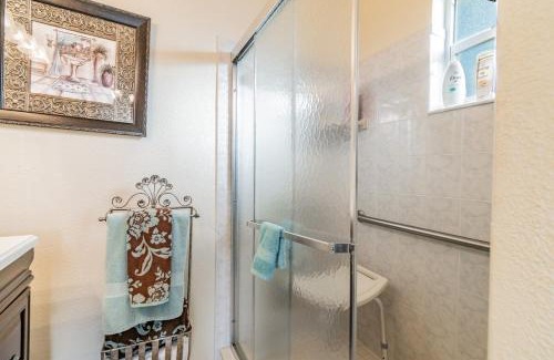Tarpon Springs House | Cute 2B2B House, walk to Sponge Dock, Pet friendly