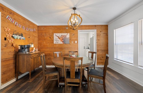 North Waco House | Cute 2bed w/3 Queens 9min to Silos